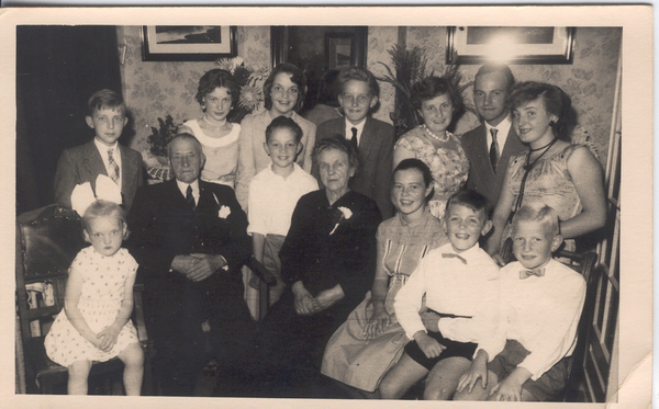 Opa en oma Muit te midden van (niet) alle kleinkinderen in 1957