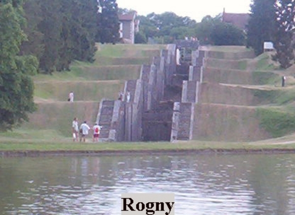 oude 7 trapsluis in Rogny (Frankrijk )