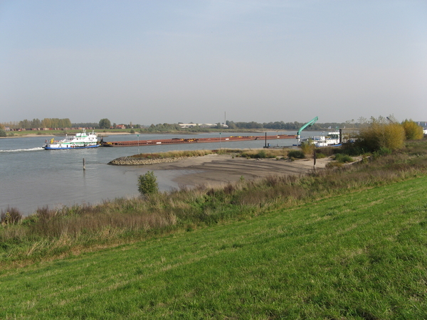 De Rijn stroom opwaarts net voor Millingen aan de Rijn