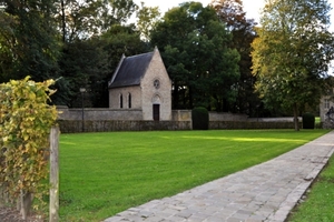 Deel van het vroegere kerkhof met grafkapel.