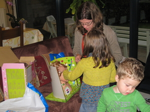 06) Mama helpt Jana met haar pop