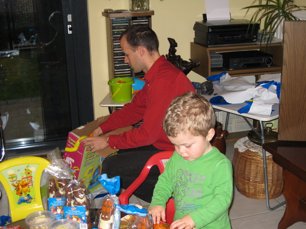 07) Papa helpt Ruben met zijn doos
