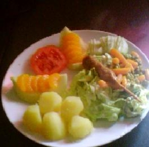 kipsat + gekookte aard.+ meloen en mandarijn + erwtjes en wortel