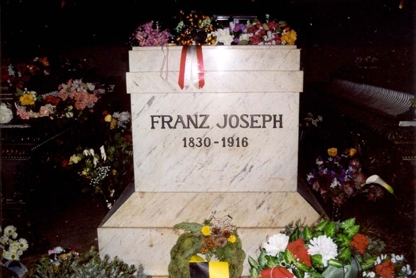 111.Frans Jozef grafsteen