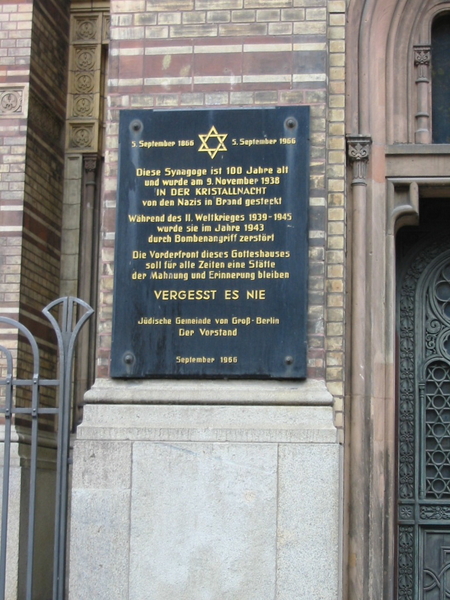 Gedenksteen op oude synagoge