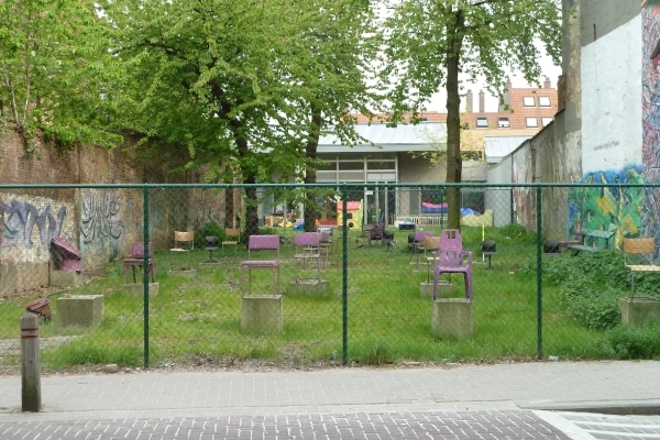 Schooltuin met paarse stoelen
