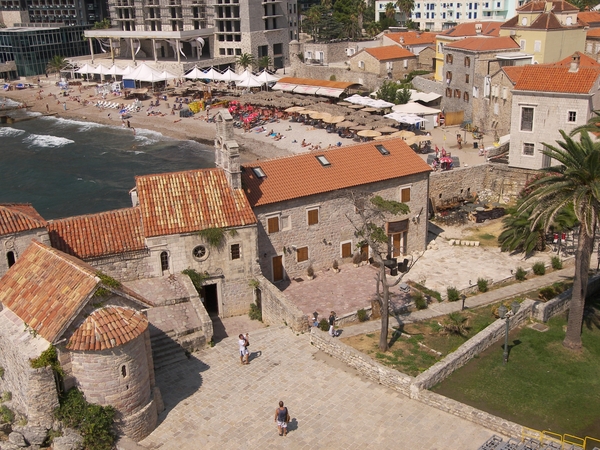 Montenegro, Zicht op Budva, oude stad en strand