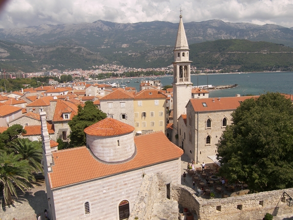 Montenegro, Zicht op Budva, oude stad en gebergte