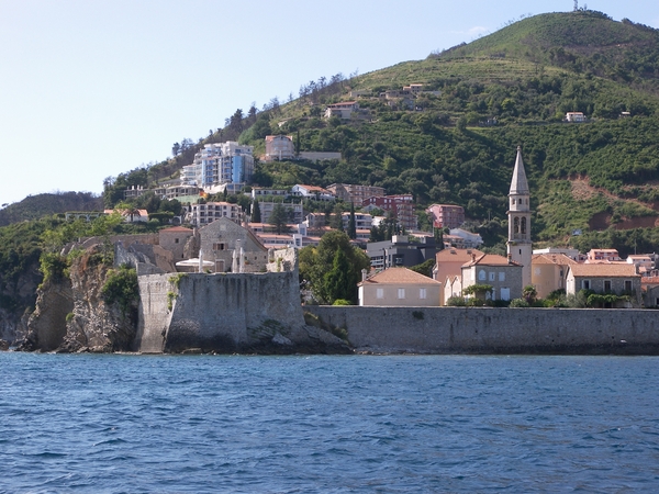 Montenegro, Zicht op Budva vanuit de zee