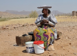Herero-vrouw : Victoriaans gekleed