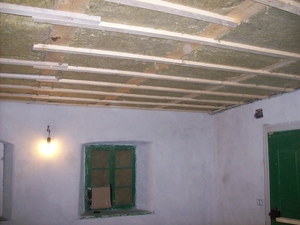 isolatiemateriaal geplaatst plafond living