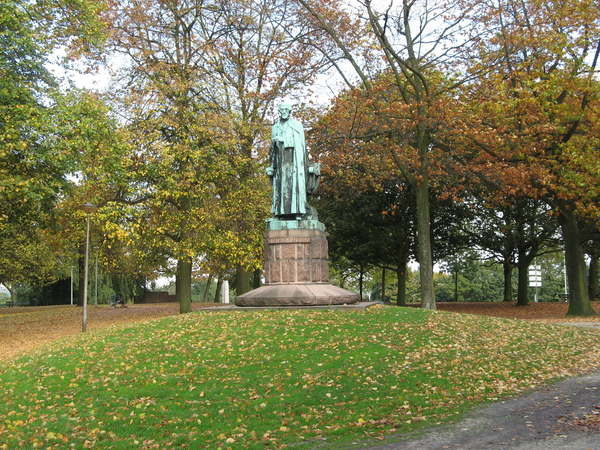 Petrus Canisius beeld staat in Nijmegen Hunerpark