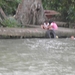 spelende kinderen aan de rivier