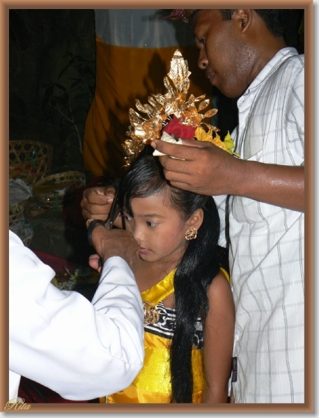 Ceremonie, tandvijlen en haarsnijden