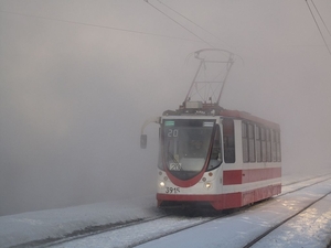 3915 Petersburgse tram (lijn 20) uit de mist komt aangereden