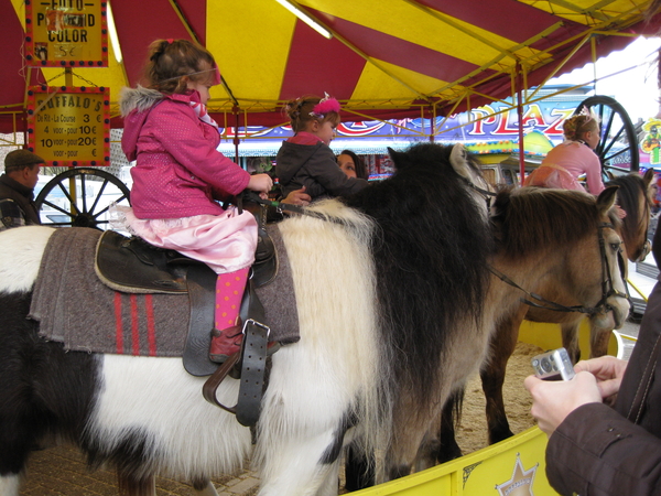 17) Jana rijdt op een echt groot paard