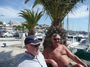 20120302 16u19 Johnny en Remi aan Puerto Colon  Spanje Tenerife c