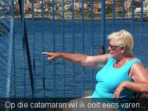 20120302 16u21 Jeannine kijkt naar de Catamaran in Puerto Colon
