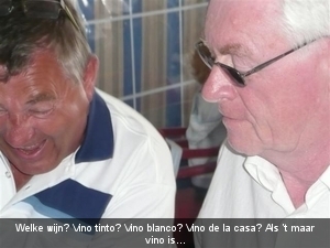 20120304 16u36 Johnny en Remi kiezen de wijn bij Raymond  Spanje 