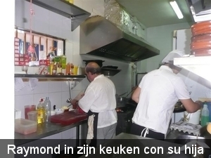 20120308 17u09 Raymond in  zijn keuken Spanje Tenerife colon guan