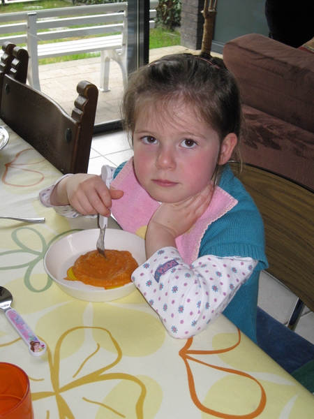 09) Jana eet ook wortelpuree