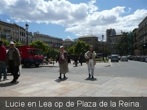 20090416 13u59  Valencia Lucie en Lea op de Plaza de la Reina 124
