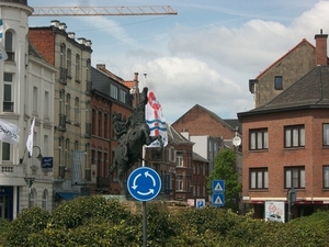 105-Ros Beiaardstandbeeld rotonde aan Brusselse poort