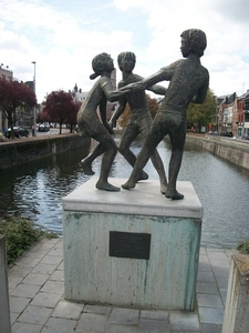 126-Standbeeld-Dansende kinderen aan de Dender