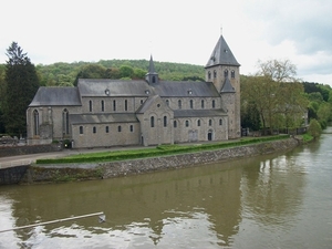 124-Romaanse abdijkerk aan de Maas in Hastire