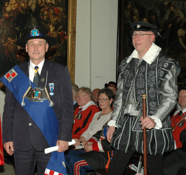 Hoofdman onderscheide te Antwerpen van de Nobele orde van de Papagai.