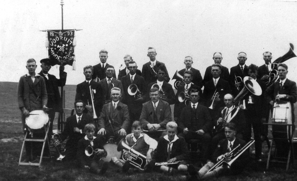 Muziekkorps 1893-1910  Dirigent Wiebe  de Boer (geb.1886) Zit lin