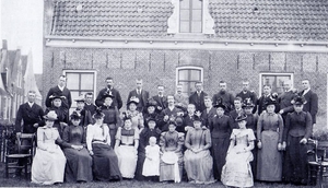 Zang vereniging 1900 Sierdje Veldhee(geb 1872)-Middelste rij twee
