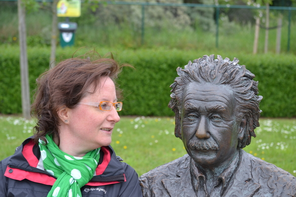 Met Einstein op een bankje