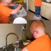 Sven aan de afwas.