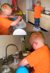 Sven aan de afwas.