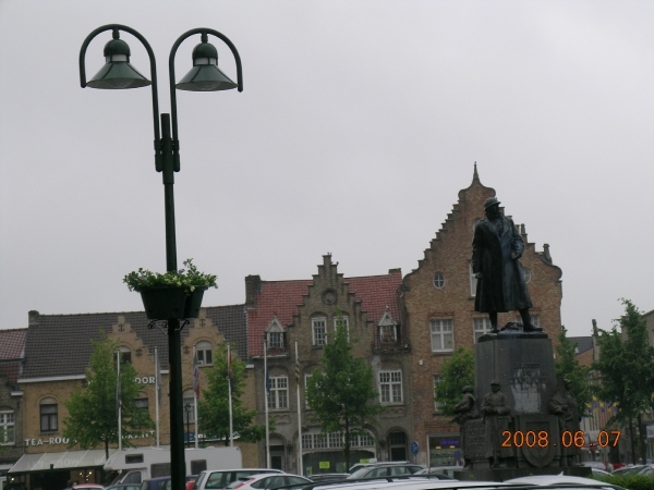 standbeeld generaal baron Jacques van Dixmuide