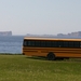 Zicht op rots van Perc en typische schoolbus