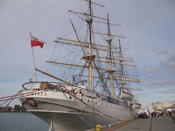 Gdynia, Driemaster Dar Pomorza (opleidingsschip)