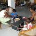 Tenisa, Nylouka en hun kinderen op bezoek in het hotel