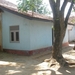 door ons reeds gerenoveerd gedeelte, school Ethukala