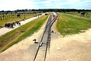 Birkenau, na aankomst werden de gevangenen onmiddellijk gescheide