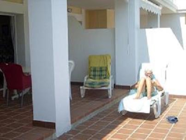 oma op het terras in Marbella