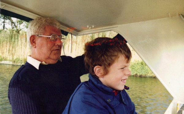opa met robby op het bootje de SKIP