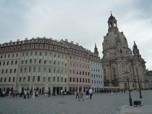 1A Dresden, Frauenkirche, met huizen in omgeving _P1120590