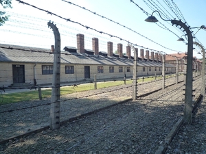 3B Auschwitz,   De spreuk Arbeit macht frei op de toegangspoort v