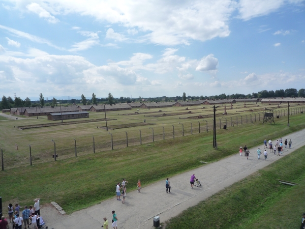 3B Auschwitz-Birkenau, vanuit de hoofdpoort _P1120972