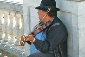 Straatmuzikant op wandelterras