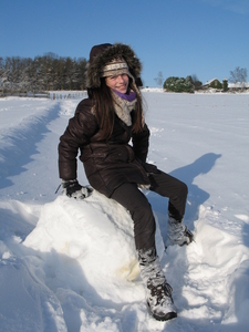 08) Lachende Sarah in de sneeuw