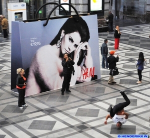 H & M-reclame met BREAKDANCER FN 20120919