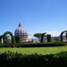 zicht op St.Pietersbasiliek vanuit tuinen Vaticaanstad